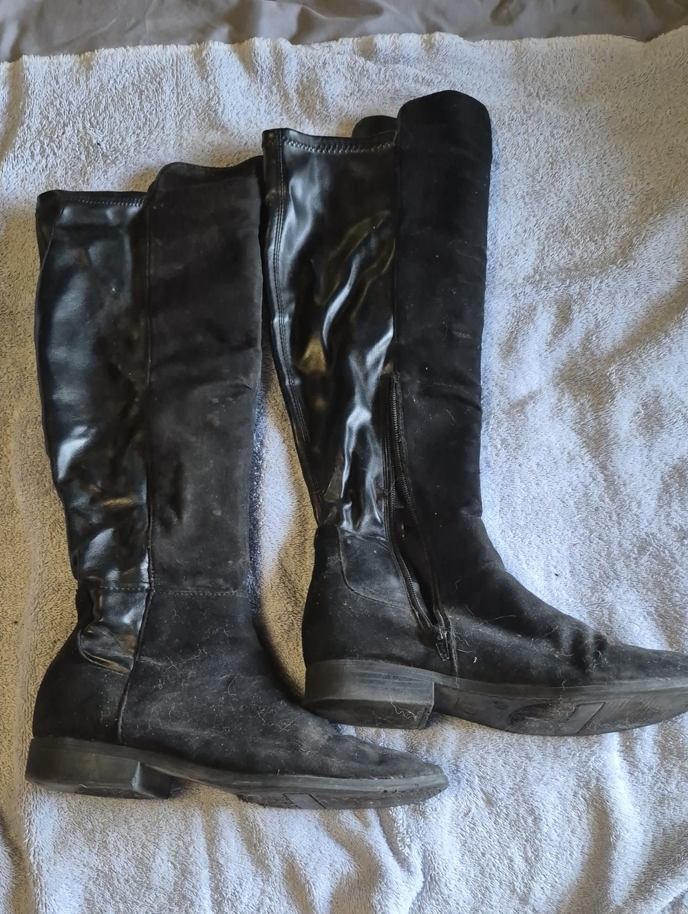 Black Knee-High Flat Boots - Classic Sleek Design